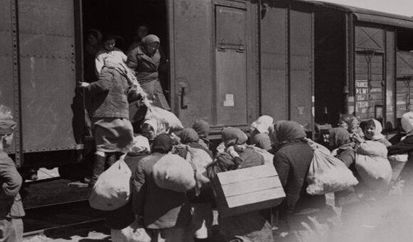 беженцы депортация перевозка людей в вагонах теплушках 